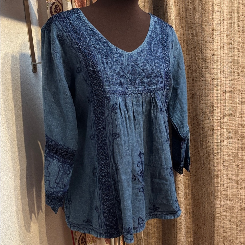 Vintage 1990’s Flower elegant blue embroidered floral long sleeve blouse. Size M